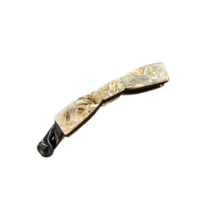 Barrette banane élégante avec motif marbré et base noire pour queue de cheval de femme