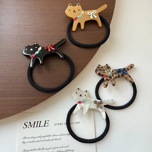 Détail d'élastiques à cheveux chat avec imprimé léopard, strass et élastiques robustes