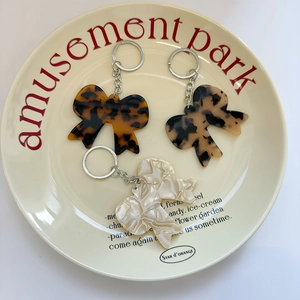 Porte-clés nœud en acétate avec motifs écaille de tortue et marbre pour sacs à main