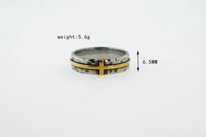 Détail de la bague croix vintage de 6,5 mm avec texture martelée pesant 5,6 g