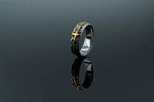 Détail de la bague punk en acier inoxydable avec texture martelée et croix dorées