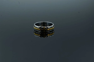 Vue détaillée d'une bague croix punk rétro avec texture martelée et incrustation dorée