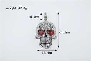 Détail macro du pendentif crâne et lys avec cristaux rouges et dimensions précises
