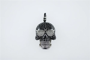 Détail du pendentif tête de mort punk avec strass noirs et blancs et finition en argent