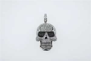 Détail macro du pendentif crâne punk avec base argentée et incrustation de zircon