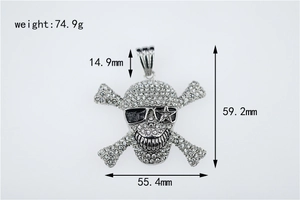 Vue détaillée du pendentif crâne hip-hop avec cristaux et dimensions du produit
