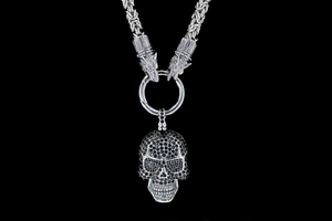 Détail d'une chaîne tête de loup gothique avec pendentif crâne en strass noir brillant