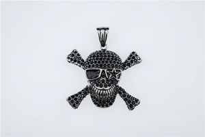 Gros plan détaillé d'un pendentif crâne punk avec pierres noires et lunettes de soleil