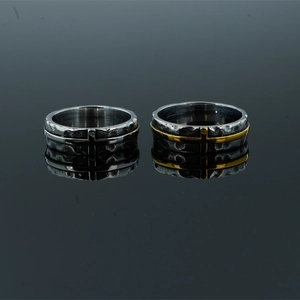 Bague Croix en Acier Inoxydable Rétro Texture Martelée Vintage Style Punk Bicolore Or Argent Anneau Gothique Bijoux Cadeau