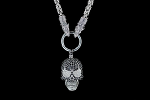 Détail du pendentif crâne punk avec cristaux et lourde chaîne byzantine en acier
