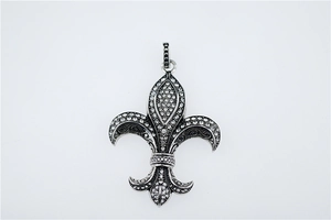 Vue macro du pendentif fleur de lys en argent vintage avec détails en micro-pave
