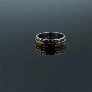 Bague vintage punk en acier inoxydable avec croix et texture martelée argentée