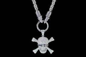 Détail du pendentif tête de mort avec strass et gros maillons à tête de loup punk