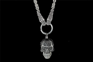 Detailansicht des Gothic-Totenkopf-Anhängers mit schwarzen Kristallen und Stahlkette
