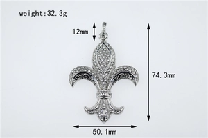 Dimensions détaillées du pendentif fleur de lys argenté avec strass et style gothique
