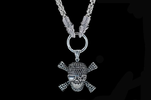 Vue macro d'un pendentif tête de mort punk avec pierres noires et détail d'étoile