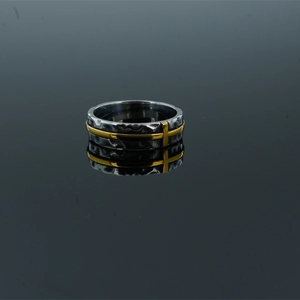 Bague punk en acier inoxydable avec texture martelée et détail croix dorée