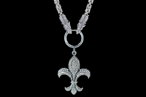 Pendentif fleur-de-lis gothique avec têtes de loup sur grosse chaîne en métal tissé