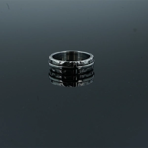 Bague croix punk vintage en acier inoxydable argent foncé avec finition martelée