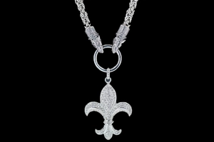 Vue détaillée du pendentif fleur de lys argenté avec zircons et maillons loup