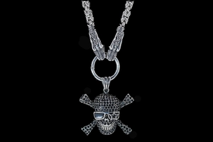 Detailansicht Gothic Totenkopf Anhänger mit schwarzen Zirkonia und Drachenkopf-Kette