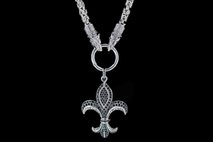 Détail du pendentif fleur de lys punk en argent avec zircons noirs et têtes de loup