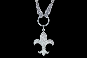Makro-Detail der Gothic-Halskette mit Drachenkopf-Verschluss und Fleur-de-lis-Anhänger in Silber