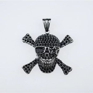Collier pendentif tête de mort pour homme avec strass noirs et lunettes de soleil étoile