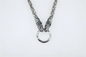 Détail macro du collier tête de loup viking avec chaîne byzantine et anneau en métal
