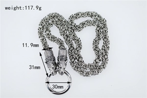 Détail de la chaîne loup viking montrant les dimensions de 11,9mm de large et 117,9g