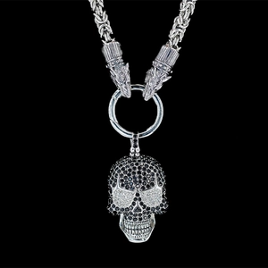 Collier tête de mort gothique avec têtes de loup et cristaux sur chaîne byzantine