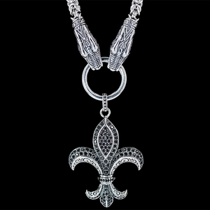 Gotische Lilien-Halskette mit schwarzen Steinen und Doppelwolf-Kopf-Design