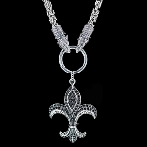 Chaîne tête de loup en acier titane avec pendentif fleur de lys et zircons noirs
