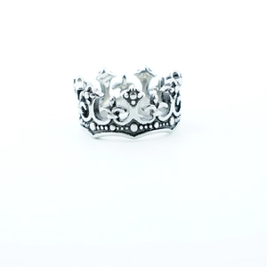 Vintage gothic king crown ring in antique silver finish with fleur-de-lis engravings