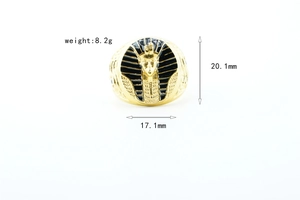 Vue macro de la bague pharaon égyptien avec dimensions et finition dorée polie