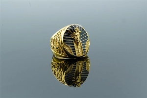 Vue macro de la bague pharaon égyptien Toutânkhamon avec détails en émail noir