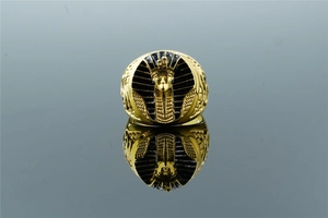 Détail de la bague pharaon égyptien Toutankhamon dorée avec des accents en émail noir
