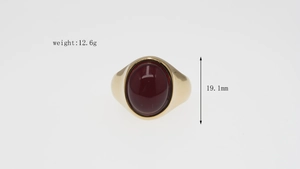 Macro-opname van gouden ring met rode ovale steen, gewicht 12,6 g en hoogte 19,1 mm