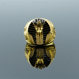 Bague pharaon égyptien Toutankhamon en acier doré avec détails en émail noir