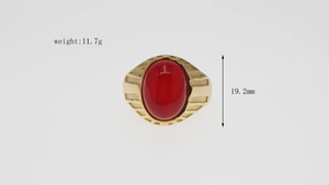 Makroaufnahme: Herrenring mit rotem Edelstein, 11,7g Gewicht und 19,2mm Produkthöhe