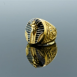 Bague Pharaon égyptien Toutankhamon en acier doré avec détails en émail noir fin