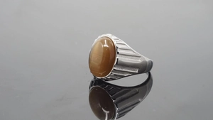 Detailaufnahme Herrenring aus Titan mit braunem Katzenaugenstein und gestreifter Ringschiene