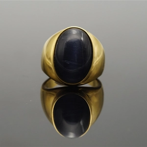 Anello in titanio dorato lucido con una grande pietra occhio di gatto blu ovale su nero