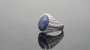 Detailansicht Herrenring aus Edelstahl mit ovalem blauem Stein und goldener Maserung