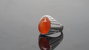 Detailansicht Herrenring aus Titan mit ovalem orangem Edelstein und gestreiftem Band