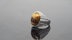 Makroaufnahme des Tigerauge-Rings mit silberner Metalltextur im Vintage-Stil