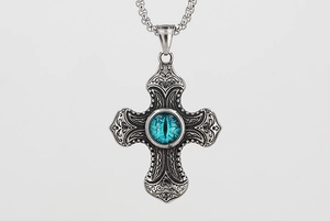 Détail du collier croix en acier inoxydable vintage avec œil du mal et gravures gothiques