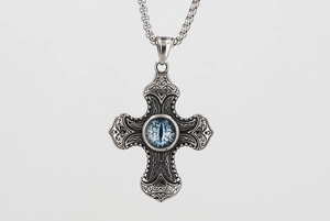 Détail du pendentif croix gothique avec œil bleu maléfique et gravures vintage