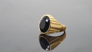 Details des goldfarbenen Siegelrings für Herren mit schwarzem Achatstein und Stufenstruktur
