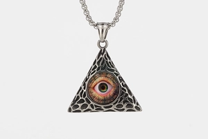 Vue détaillée d'un collier pendentif oeil maléfique triangulaire hip hop sculpté